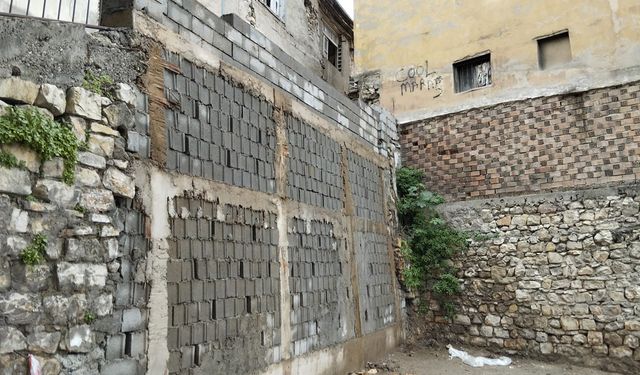 Dulkadiroğlu'ndan Ekmekçi mahallesinde istinat duvarı ve parke çalışması