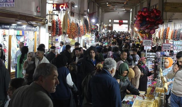 Kahramanmaraş'ta Ramazan Bayramı yoğunluğu! Kapalı çarşı doldu taştı