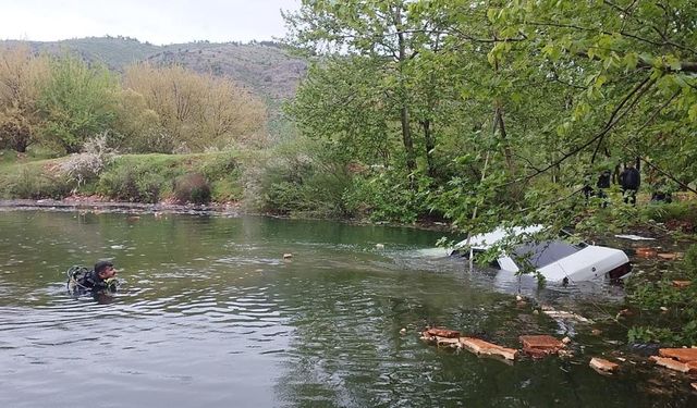 Kahramanmaraş'ta sürücüsünün direksiyon hakimiyetini kaybetmesiyle gölete uçtular! 2 yaralı