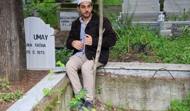 'Hocayım' diye mezarlıkta geziyordu! Polis 'dua oku' deyince foyası ortaya çıktı: "Nasıl okuyamadım"