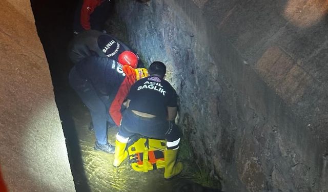 Kahramanmaraş'ta sulama kanalına düşen sürücüyü itfaiye kurtardı