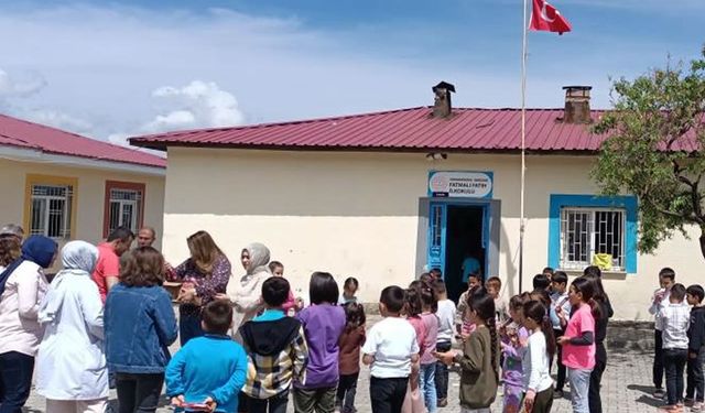 Kahramanmaraş'ta "Bir tebessüm bir dua için "dondurma şenliği