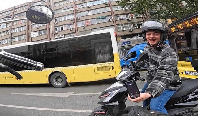 Trafikte kahkahaya boğan kaza! Motosikletine çarpan kişi annesi çıktı