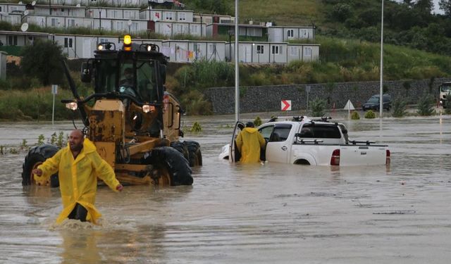 Depremin vurduğu ilimiz sular altında! Eğitime 1 gün ara verildi