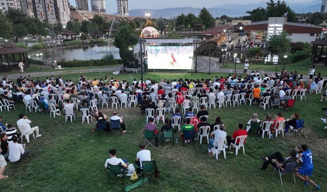 Kahramanmaraşlı Futbolseverler, Milli heyecana dev ekrandan eşlik etti