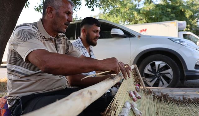 Kahramanmaraş'taki vatandaşlar zor hayat şartlarında hazırladıkları çığ sergilerini satıyor