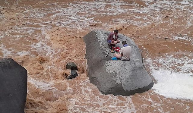 Piknik yapmak için girdikleri derenin ortasında mahsur kaldılar