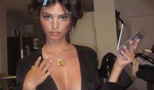 Emily Ratajkowski minik bikinisiyle poz verdi