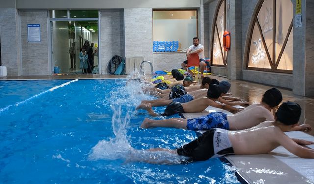 Onikişubat Belediyesi’nin Yaz Yüzme Kursu tüm hızıyla devam ediyor