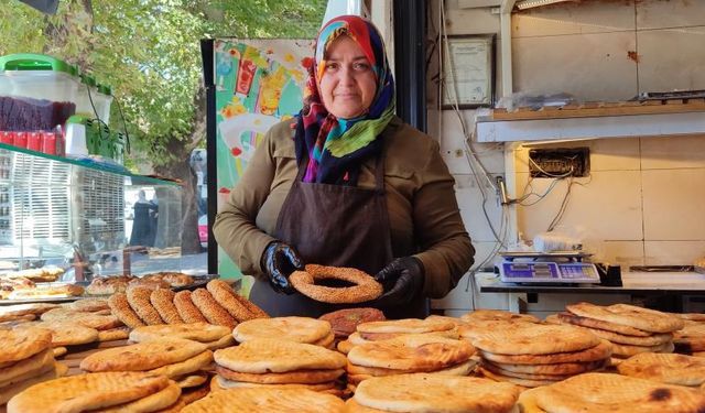 Kahramanmaraş'ta Hacer ustanın 13 yıldır taş ocağında yaptığı çörek ve simitler