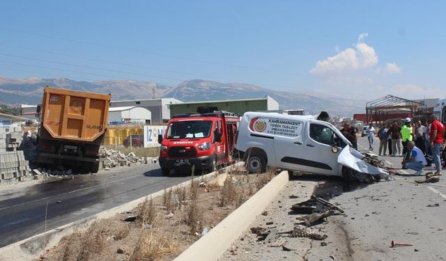 Kahramanmaraş'ta kamyon ile hafif ticari araç çarpıştı: 1 ölü