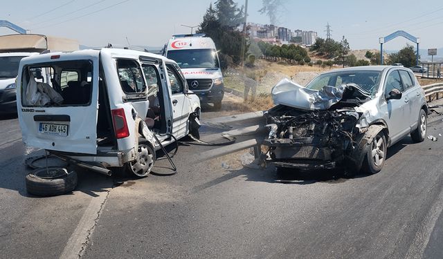 Kahramanmaraş'ta 2 otomobil çarpıştı! Anne ve 3 çocuğu yaralı