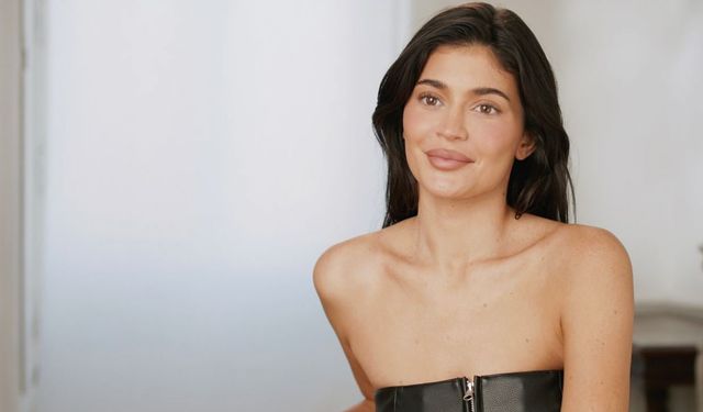 Kylie Jenner minik bikinisiyle fiziğini sergiledi