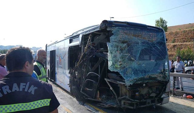 Metrobüs kazasında gözaltına alınan 3 kişi adliyeye sevk edildi