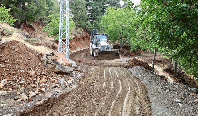 Onikişubat Belediyesi, sağanağın izlerini silmek için 7/24 çalışıyor