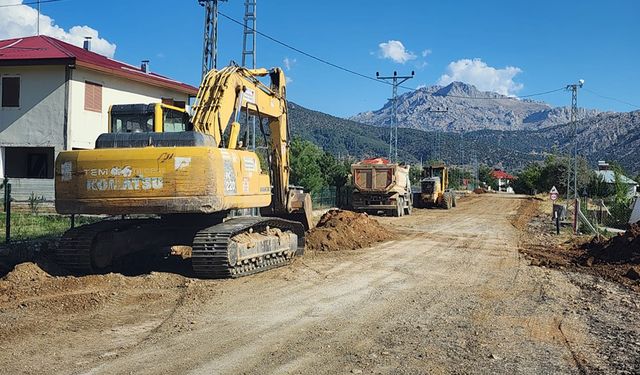 Büyükşehir, Göksun’da bir grup yolunun daha standardını artırıyor