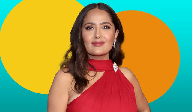 Salma Hayek sarı bikinisiyle teknede boy gösterdi!