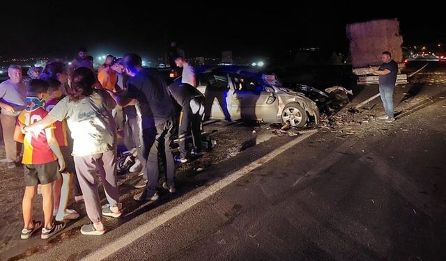 Kahramanmaraş'ta saman yüklü tır ile otomobil çarpıştı: 8 yaralı