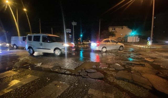 Kahramanmaraş'ta şiddetli yağmur hayatı felç etti, yol yarıldı