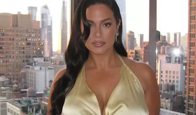 Ashley Graham ayna karşısında en doğal halini paylaştı