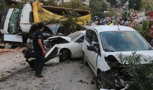 Hafriyat kamyonunun araçları kağıt gibi ezdiği anlar kamerada