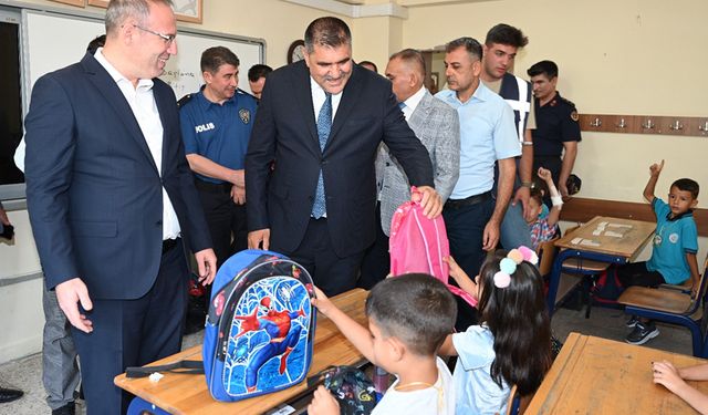 Türkoğlu Belediye Başkanı Karaca, “İlk Çantam” projesiyle öğrencileri sevindirdi