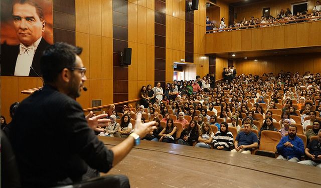 Kahramanmaraş'ta Gri Koç gençlerle buluşarak sınav kazandıran taktikleri anlattı