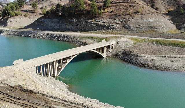 Kahramanmaraş'ta barajdaki suların azalmasıyla mezarlık gün yüzüne çıktı