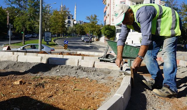 Büyükşehir, Refüj ve Kavşakları Bir Bir Yeniliyor