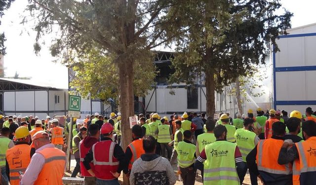 Kahramanmaraş'ta deprem konutlarında çalışan işçilerin kaldığı konteynerlerde yangın