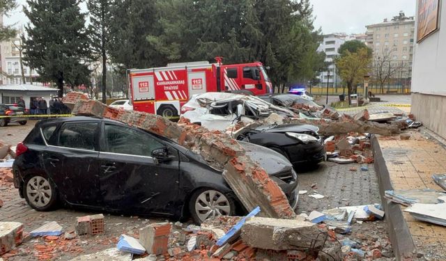 Kahramanmaraş’ta Fırtına Kâbusu: Okul Duvarı Çöktü, 3 Kişi Yaralandı!