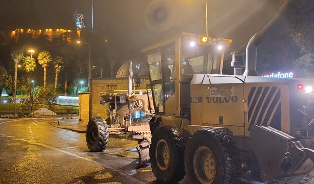 Büyükşehir gece mesaisinde: Acil durumlara karşı nöbete geçildi!