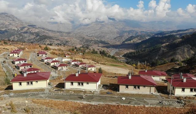 Kahramanmaraş’ta dev kayaların tahrip ettiği köyde yapımı devam eden konutlar hızla yükseliyor