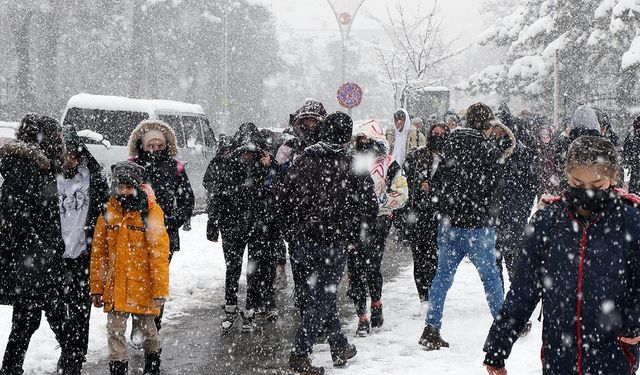 Kahramanmaraş'ın bir ilçesinde yoğun kar yağışı eğitime ara verdirdi!