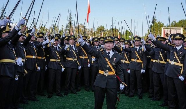 Kadın teğmene mide bulandıran iğrenç hakaretler edildi! İfade özgürlüğü sayıldı