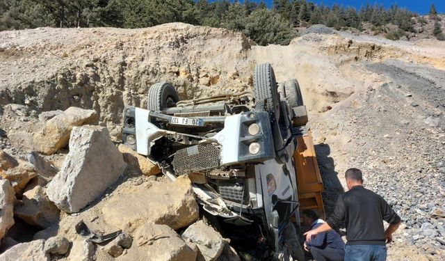 Kahramanmaraş’ta kaza! Hafriyat kamyonun devrilmesi sonucu sürücü yaralandı