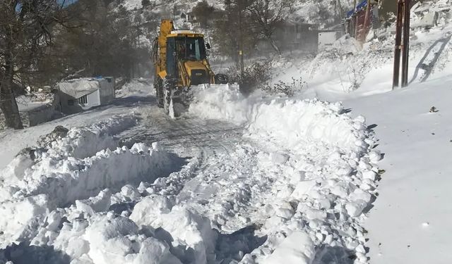 Kahramanmaraş genelinde etkili olan kar yağışıyla 92 köy yolu ulaşıma kapalı