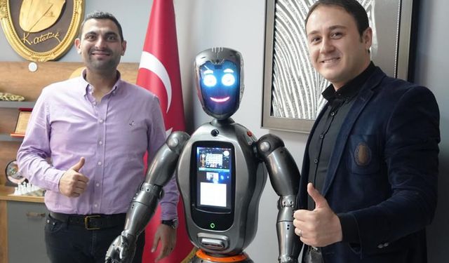 Türkiye'nin ilk insansı yapay zekalı robotu Ada, ders vermeye başladı