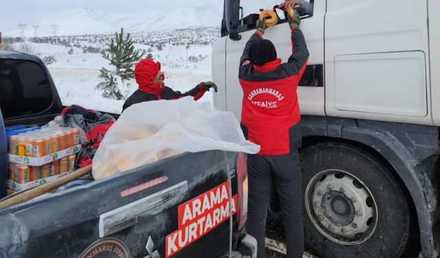 Kahramanmaraş itfaiyesinden yolda mahsur kalan vatandaşlara yardım