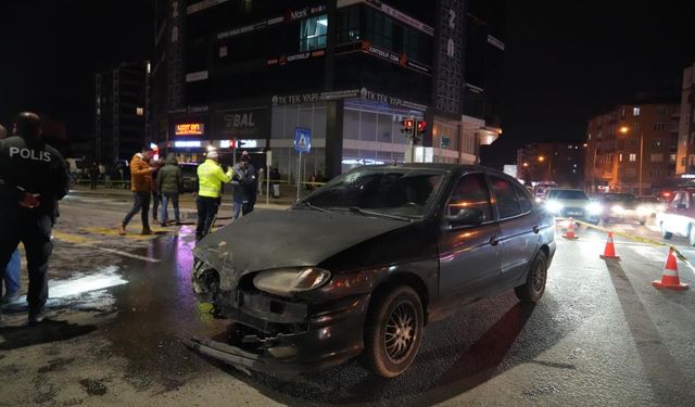 Polis otosu ile otomobil çarpıştı: 6 yaralı