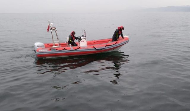 Balık Tutarken Denize Düşen Kişiyi Dalgıçlar Arıyor