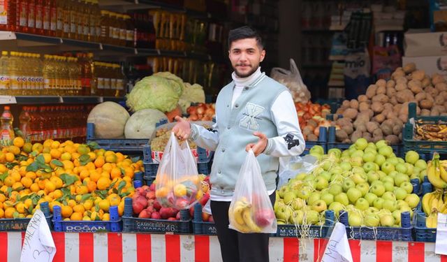 Kahramanmaraş'ta bir manav'dan ihtiyaç sahiplerine destek