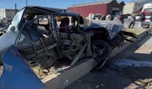 Kahramanmaraş'ta hurdaya dönen araçtan sağ çıktı