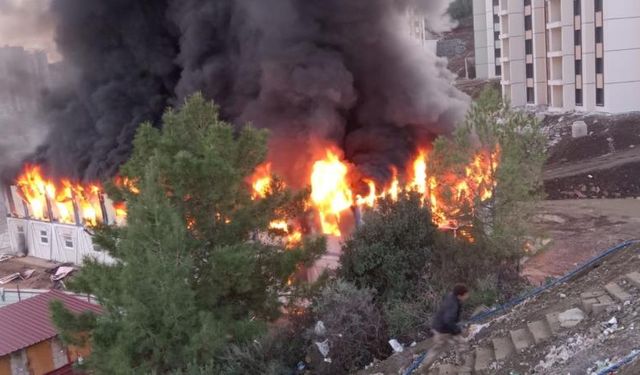 İşçilerin kaldığı konteyner yatakhane alevlere teslim oldu