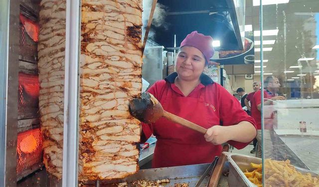 Kahramanmaraş’ta 14 yaşında dönerci ustası oldu