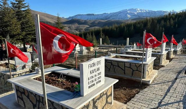 Ekinözü’nde Deprem Mezarlığı Bayraklarla Donatıldı