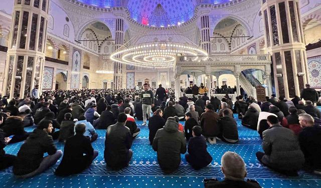 Regaip Kandili’nde Abdülhamid Han Camii doldu taştı