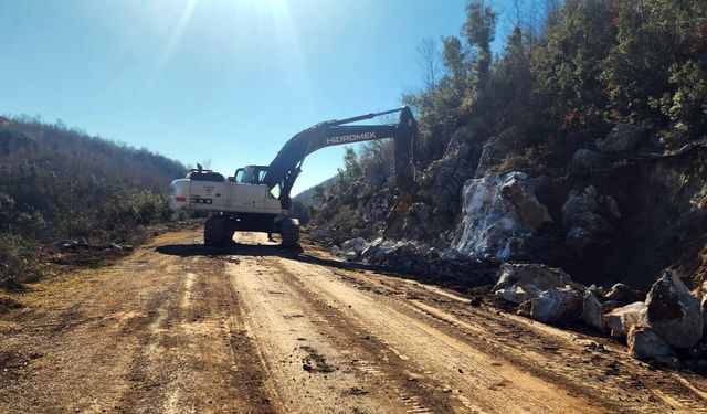 Büyükşehir, Andırın kırsalına ulaşan grup yolunu yeniliyor