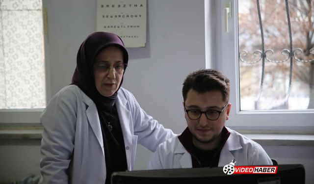 Annesinin dizinin dibinde doktorluk yapıyor