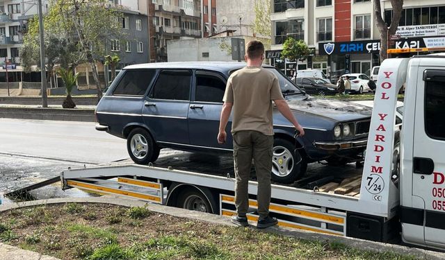 Seyir halindeki otomobil yandı
